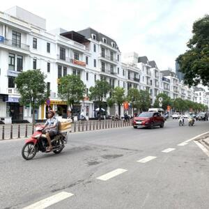Cho thuê nhà MT: 12m DTSD: gần 700m2 nhà nhiều tầng đường Bạch Đằng.