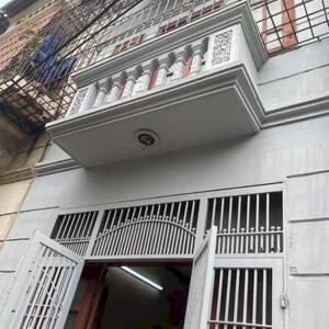 Cho thuê nhà ngõ 300 Vĩnh Hưng chỉ 6.3 Triệu 3 tầng, 2 ngủ, vào ngay