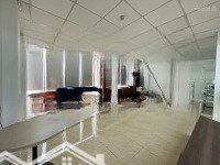 văn phòng đường cách mạng tháng 8, tân bình. dt 200m2 đã ngăn 6 phòng nhỏ full nội thất - 40tr/thg