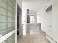 trống một phòng studio bancong cửa sổ lớn ngay công viên làng hoa