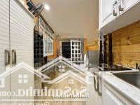 cho thuê căn hộ ban công sân vườn 42m2 gần vòng xoay dân chủ, chợ bàn cờ quận 3 lh 0332255770 nhé