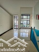 cho thuê shophouse mặt phố dịch vọng hậu, dt 100m x 6 nổi 1 hầm, có pccc, thang máy. giá 70tr