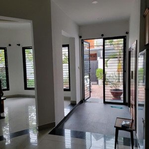 share văn phòng của căn biệt thự đẹp, phòng họp, bếp, sân vườn, chỗ để xe