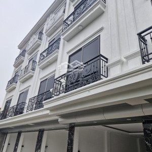 cần bán gấp căn nhà 3 tầng 40 m2 cách đại lộ thăng long 2km