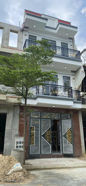 chính chủ bán nhà mới 1 trệt 2 lầu, vào ở ngay, cạnh chợ bình chánh, sỗ sẵn sang tên ngay