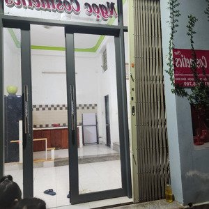 cho thuê nhà nguyên căn (30m2, 3 tầng) 2 phòng ngủ, 2 toilet, tầng 3 để không. giường, tủ, máy lạnh