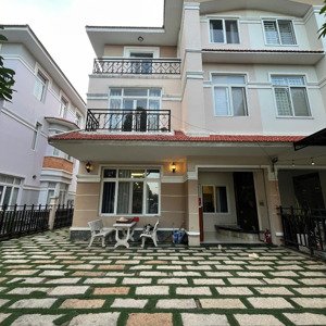 cần cho thuê villa 05 phòng ngủ giá 26 triệu - khu chinatown thuận an