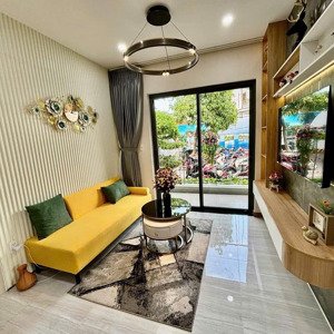 cần chuyển nhượng căn hộ tầng 10 & 18 , 2pn, 2wc ban công đông nam.