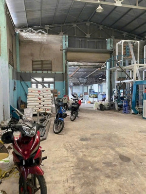 cho thuê xưởng: 1000 m điện 3pha ty, có văn phòng, . lại hung cường