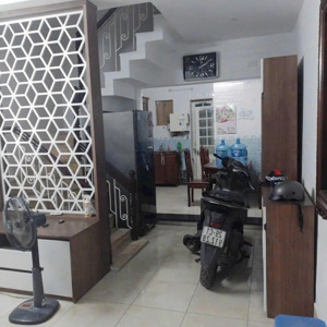 cần bán gấp nhà trong ngõ phố hồng hà
