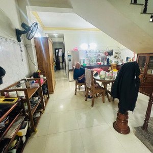 bán nhà 2 tầng mặt tiền đường phùng tá chu sát chợ mân thái .