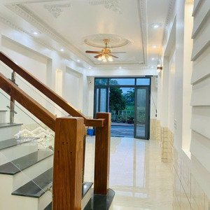 bán nhà 2 lầu mới đẹp
- kdc cồn khương, ninh kiều _________- giá: 4 tỷ 500
-----------
- dt: 4 x 1