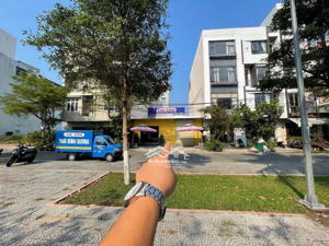 cho thuê lô đất mặt tiền hồ nghinh khu du lịch 300 m2