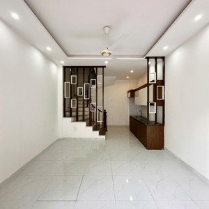 chính chủ cho thuê căn hộ gia đình 5 tầng, 30m2, 3 ngủ p.biên giang, có sẵn 3 điều hòa, 3 nóng lạnh