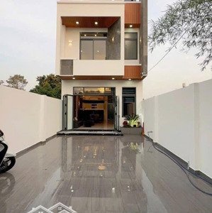 nhà 1 trệt 2 lầu 3 phòng ngủ 3 tolet sân 2 xe hơi; phú lợi thủ dầu một; gần đại học bình dương