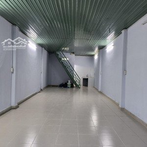 11 triệu - hẻm xe tải - phòng khách suốt - cầu thang gần cuối nhà - giáp quận tân bình