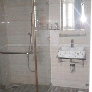 cho thuê nhà 20 tr/ tháng , đường 12m , p bình trưng đông .