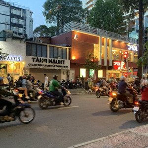 cho thuê 3 căn nhà liền kề ngay góc 2 mặt tiền đường nguyễn chí thanh, quận 5 ngay khúc sầm uất