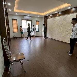 Cho thuê văn phòng 50m2 Mỗ Lao, ô tô đỗ cửa, mới đẹp sạch sẽ giá 6tr/tháng.