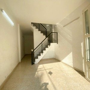 hẻm 7m trần bình trọng p1 q5 giáp q1, dt 3.3x10m, trệt 1 lầu 2pn, vô ở ngay