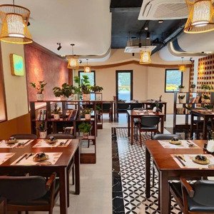 cho thuê mặt bằng kinh doanh mặt phố duy tân dt50m2x4t, mặt tiền 4.5m, giá thuê 35tr. mọi mô hình