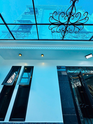 nhà xây mới độc lập sân cổng 60m 3 tầng tại trung tâm lê lợi. gần ngay trường, chợ, bãi đỗ xe