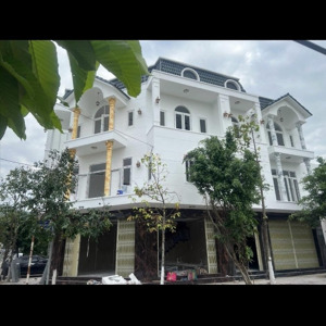 cần bán gấp nhà mặt tiền đường đặng thành tích , sát flc quy nhơn , khu kinh doanh sầm uất
