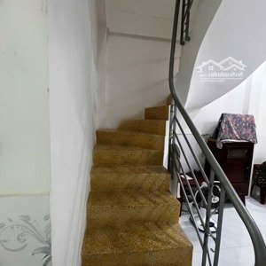 nhà 1trệt, 3lầu, 4phòng ngủ, 5wc, phòng thờ, phòng ngủ, ban công, trước, sau, thoáng mát quanh năm.