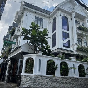 Biệt Thự Mt Siêu đẹp - Bà điểm - Cạnh Bx An Sương - 11x12m - 3 Tầng - Tặng Nội Thất - Giá 10.5 Tỷ