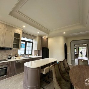 biệt thự đẳng cấp 255m2. full nội thất, xách vali vào ở ngay. ngay bến du thuyền