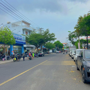 nhà cấp 4 đáng để mua vì vị trí đẹp- giá quá rẻ- đồi diện công viên ngay vòng xoay- có dòng tiền