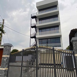 siêu vip toà nhà ql 13 ngay phố ngân hàng, 1 trệt 4 lầu 1 tum 620m2 sàn, 450m2 sân