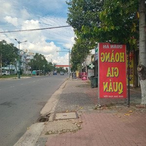 toàn bộ khu đất đã được xây cất và phục vụ cho ẩm thực ăn uống