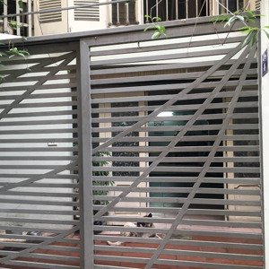 cho thuê nhà riêng trong ngõ cầu giấy, 4 tầng, 3 ngủ, cách mặt đường ô tô 30m. giá thuê 10tr/tháng