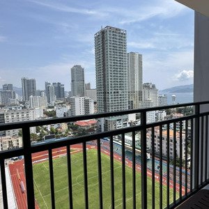 cho thuê căn hộ dqua 2phòng ngủ 2wc full nội thất view xéo biển và sân vận động.