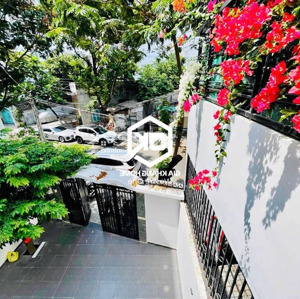 cho thuê nhà nguyên căn 4 phòng ngủ đầy đủ nội thất sân ô tô mặt tiền phước long nha trang