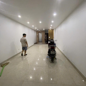 cần cho thuê nhà phố nguyên hồng - đống đa - nhà mới thang máy