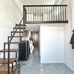 căn hộ có gác cao 1m75, nhà mới đầy đủ nội thất cửa sổ mặt tiền cực thoáng mát