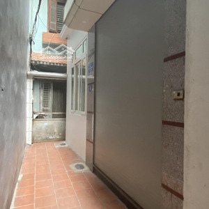 cho thuê nhà 4 tầng khép kín, nội thất cơ bản, 3 phòng ngủ, 3 wc. gần chùa láng, đh ngoại thương