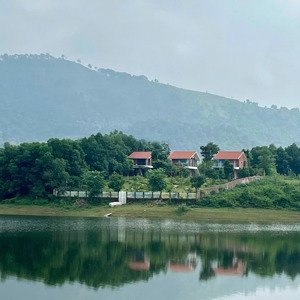 bán gấp 3 căn vilas mặt hồ cầu bãi sóc sơn hà nội.nằm trên dt 3600m2 sẵn khuôn viên nghỉ dưỡng