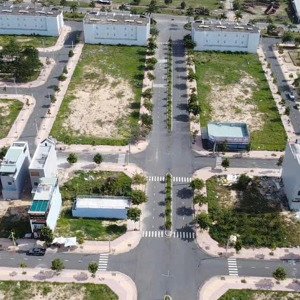 trả nợ gấp. nên tôi cần bán nhanh lô 90m2 sát chợ. khu d2d giá 1,95tỷ đất kinh doanh có sổ tc 100%.