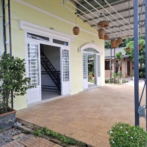 cho thuê nhà vườn đẹp, diện tích 2,000m2 mặt tiền đường nhựa lớn.