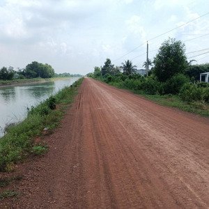 bán lô đất mặt tiền đường kênh đông có 2500m thổ cư giá 3tr/m khu dân cư đông đường lớn