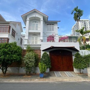 bán biệt thự quận 7 hướng đông nam, dt 9m x 18.6m, nhà 3 tầng, an ninh yên tĩnh, 18,5 tỷ tl