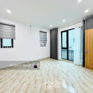 siêu phẩm, nhà lô góc - ô tô tránh trước cửa - chủ thiện trí