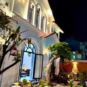 bán gấp biệt thự sân vườn 400m2, 2 lầu, ngay ngã tư thủ đức, 3pn + phòng thờ, chỉ 15,2 tỷ