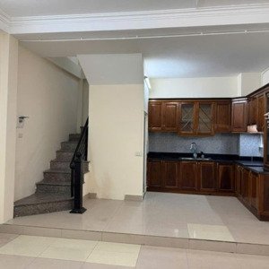 cho thuê nhà nguyên căn tại ngõ 172 phố tứ liên. 4 tầng: 3 phòng ngủ, 1 phòng khách,ô tô đỗ cửa