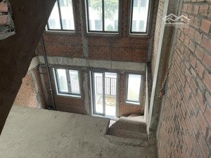 bán nhà phố senturia, giá 6.4 tỷ, nhà 1 trệt 2 lầu.