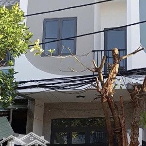 cần bán nhà mặt tiền 3 tầng. nguyễn xuân hữu, hòa thọ đông, cẩm lệ.