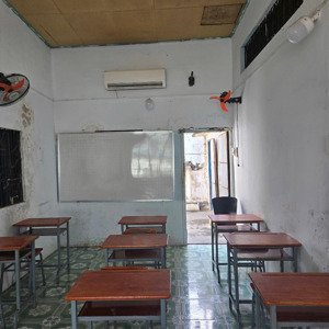6tr5 2 phòng nội thất cơ bản (máy lạnh, quạt), có wc riêng sạch sẽ, giếng trời thoáng mát